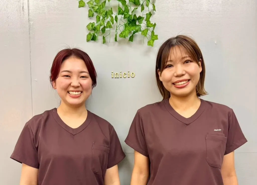 inicioの女性施術スタッフが笑顔で並んでいる様子。相談しやすい温かな雰囲気を伝える写真。